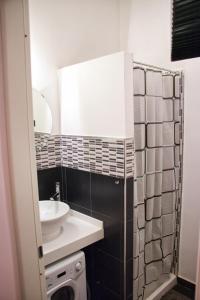 都灵Carducci green - Appartamento monolocale的一间带水槽和镜子的浴室