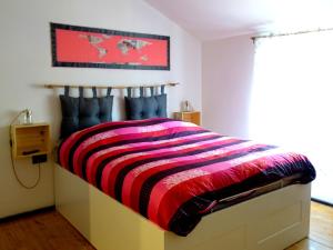 热那亚Crêuza da me ღ的一间卧室配有带条纹毯子的床