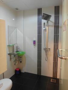 瓜埠兰卡威幸福酒店的带淋浴、盥洗盆和卫生间的浴室