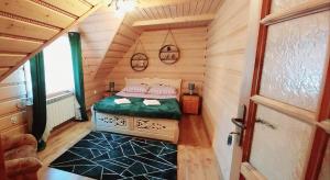 斯扎法拉瑞Przystanek Szaflary -luksusowy apartament w górach的小木屋内一间卧室,配有一张床