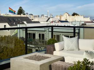 旧金山The Hotel Castro San Francisco的阳台配有沙发,享有城市美景