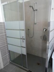 热那亚Crêuza da me ღ的浴室里设有玻璃门淋浴