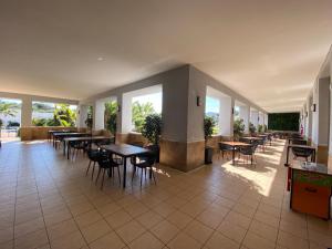 洛斯巴里奥斯蒙特拉广场酒店的餐厅设有桌椅和窗户。