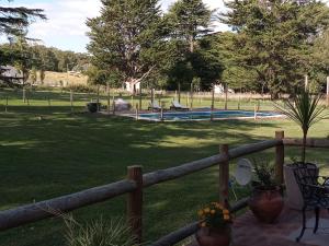 坦迪尔Cabañas Cuncumen的公园内带游泳池的木栅栏