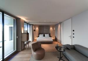 美因河畔法兰克福b'mine Hotel Frankfurt Airport的酒店客房,配有床和沙发