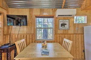 WinnsboroLakefront Cabin with 2 Lofts, Boats on 4 Acres的一间带木桌和冰箱的用餐室