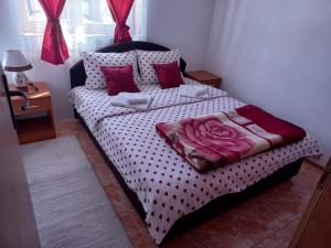 扎布利亚克Apartmani Sobe Sljivancanin的一间卧室配有一张带波卡圆床罩的床。