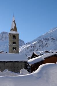 瓦勒迪泽尔L'Annexe的雪中陡峭的教堂