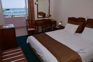 基利尼GLARENTZA的一间卧室设有一张床,享有海景