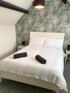 伯恩茅斯The Beach Hut - 1 Bedroom Apartment Near the Beach的一张带两个黑色枕头的白色床