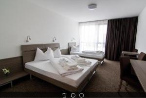 莱塔河畔布鲁克莱塔纳生活方式酒店的酒店客房,配有两张带毛巾的床