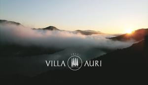 福什科阿新镇Villa Auri的云中阳光下的山景