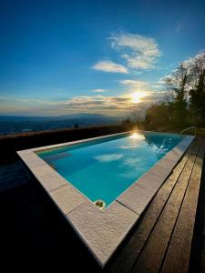 蒙特卡蒂尼泰尔梅Villa la Moresca Relais de Charme B&B Adults only的一座享有日落美景的游泳池