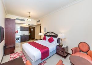 迪拜City Stay Premium Hotel Apartments的酒店客房带一张床和一个厨房