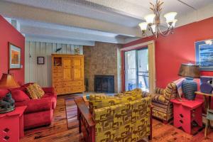 弗瑞斯科Ten Mile Island 119C Condo的客厅设有红色的墙壁和黄色的家具