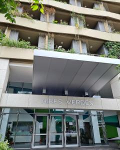 萨尔塔Aires verdes de Capital Depto的办公室大楼前方有标志