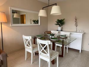 萨卡罗A 600 metros de la playa, ideal para familias的一间带桌椅和镜子的用餐室