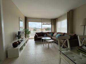 萨卡罗A 600 metros de la playa, ideal para familias的客厅配有沙发和桌子