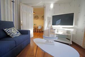 拉斯特雷斯LA MAR SALADA的客厅配有蓝色的沙发和电视