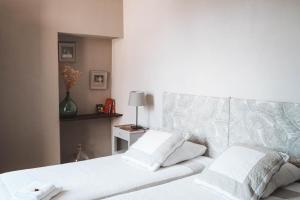 盖亚克德尔加住宿加早餐旅馆的一间卧室配有带白色床单和枕头的床。