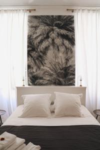 盖亚克德尔加住宿加早餐旅馆的卧室配有带白色枕头的大床