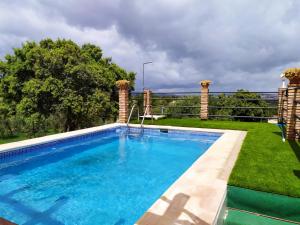 隆达Casa Rural Bellavista Ronda的一座房子的院子内的游泳池