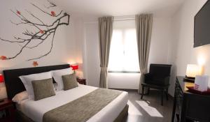 桑坦德乐珀蒂精品酒店的酒店客房设有床和窗户。