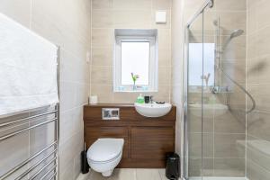 达特福德Lovely 2-Bed Apartment in Dartford的浴室配有卫生间、盥洗盆和淋浴。
