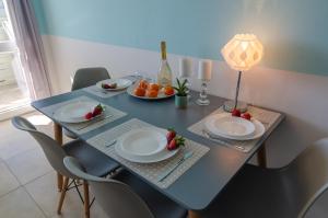 米兹多洛杰Holiday Home Slavia New 810 z widokiem na morze的上面有盘子和水果的蓝色桌子