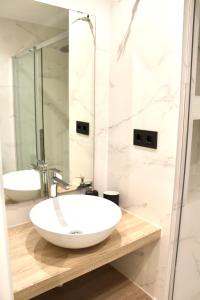 马德里Lujoso apto Paseo Del Prado的浴室配有白色水槽和淋浴。