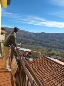 埃尔托尔诺La Lancha的站在山景阳台上的人