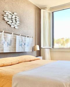 热那亚米拉马雷城堡酒店的一间卧室设有一张大床和一个窗户。