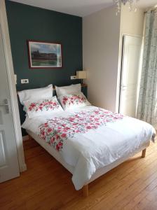勒特雷波尔Voiles et Terrasses Le Treport的一间卧室配有一张红色鲜花的大床