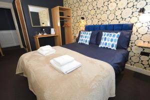 凯特尔韦尔The Blue Bell Inn的一间卧室配有一张床,上面有两条毛巾