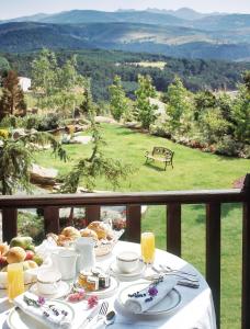 霍约斯德尔埃斯皮诺米兰皇家酒店的一张带食物的桌子,享有田野的景色