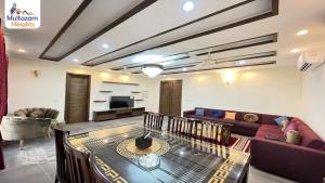 Multazam Heights, DHA Phase 8 - Three Bedrooms Family Apartments的休息区