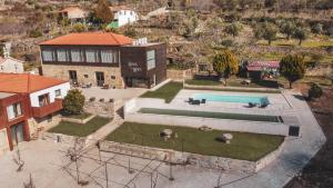 塔布阿苏Quinta da Moita Agroturismo的享有带游泳池的房屋的空中景致