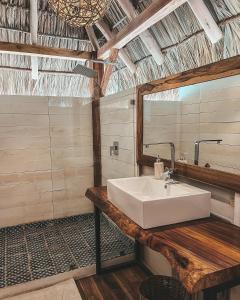 El LimónMonoloko Lodge Popoyo的浴室设有白色水槽和镜子