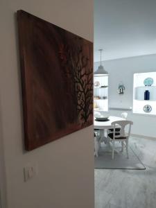 卡利诺岛Kalymnos Gallery的一间设有桌子和墙上绘画的用餐室