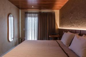 费尔南多 - 迪诺罗尼亚Vila Sal Boutique Noronha的一间卧室设有一张大床和一个窗户。