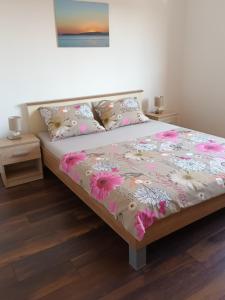 波雷奇Karlo的一间卧室,床上有粉红色的鲜花