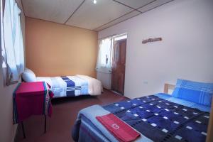 LlachonPosada de Oliver的小房间设有两张床和窗户