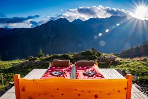 布鲁西奥Rifugio Alpe San Romerio的山顶上一张有太阳的床