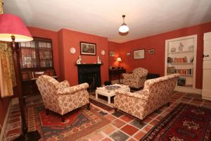 塞尔布里奇卡斯尔敦朗德度假屋的客厅配有两把椅子和壁炉