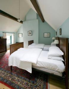 塞尔布里奇卡斯尔敦朗德度假屋的一间卧室配有一张带白色床单的大床