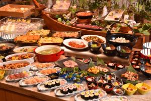 伊豆Shuzenji Onsen Katsuragawa的自助餐,餐桌上有许多不同类型的食物