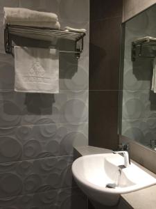 关丹美利通酒店的一间带水槽和镜子的浴室