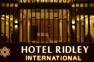 迪卡Hotel Ridley International的建筑前的酒店学国际标志