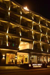 迪卡Hotel Ridley International的灯光的酒店大楼的夜景