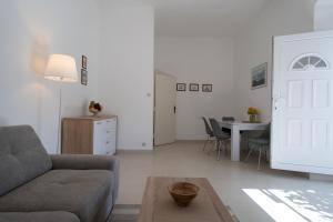 耶尔萨Seafront apartment Marina的客厅配有沙发和桌子